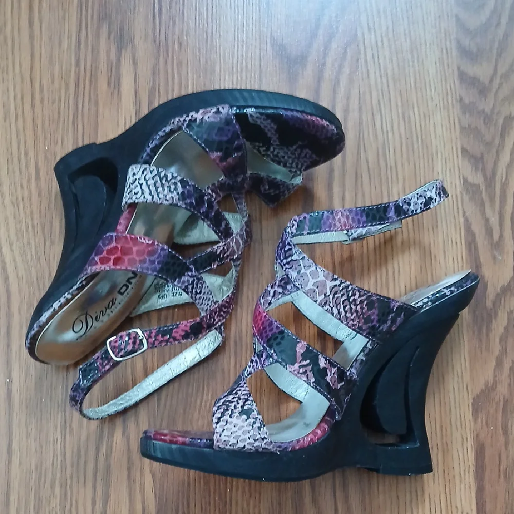 Women's Strappy‎ Sandals - Multicolor